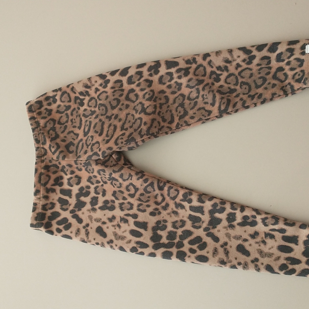Oh baby! Cheetah print leggings. Size 2